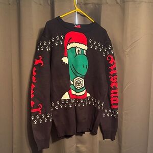25/26 PL Champs-Arsenal Holiday Gunnerersaurus Crewneck Sweater - Black.